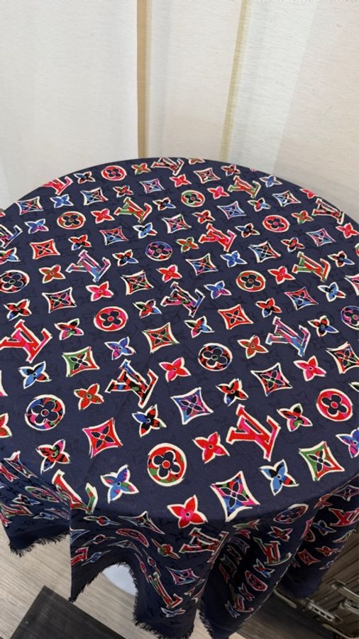 LV 深藍絲質羊毛彩色Logo 披肩圍巾M76093-0