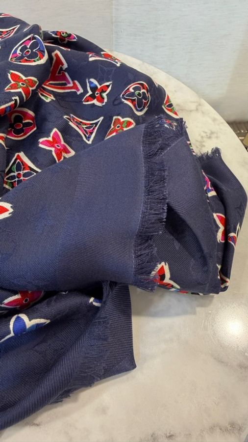 LV 深藍絲質羊毛彩色Logo 披肩圍巾M76093-2