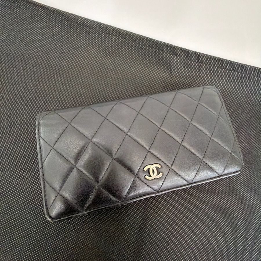 Chanel 黑羊皮銀釦對開8卡長夾-6