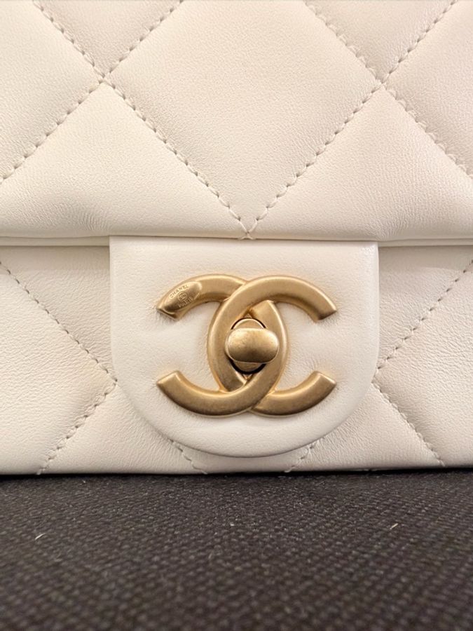 Chanel cf大mini 白羊皮金釦珍珠調節肩斜背包-8