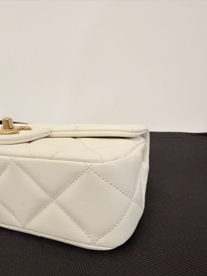 Chanel cf大mini 白羊皮金釦珍珠調節肩斜背包-16