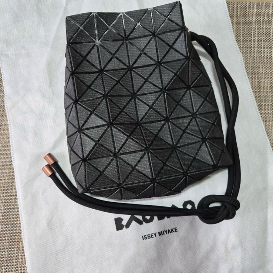 Issey Miyake 三宅一生 BaoBao 黑色牛仔水桶包-0