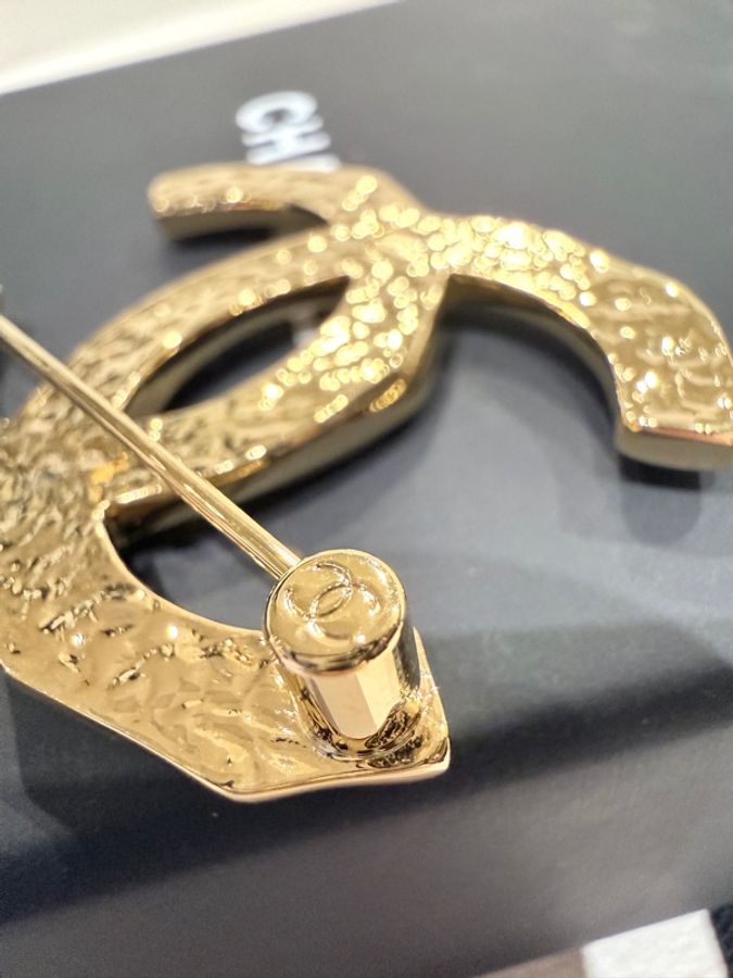 Chanel✨經典不規則雙Clogo胸針-13
