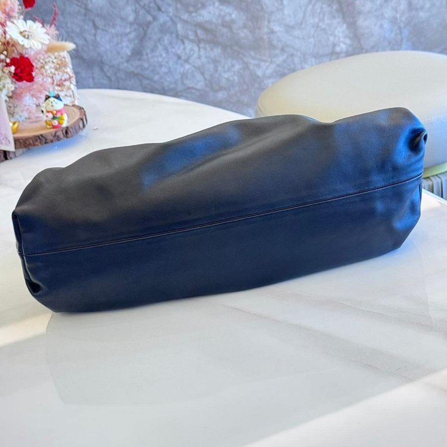 BOTTEGA VENETA 大款雲朵皺褶牛皮手拿包-2
