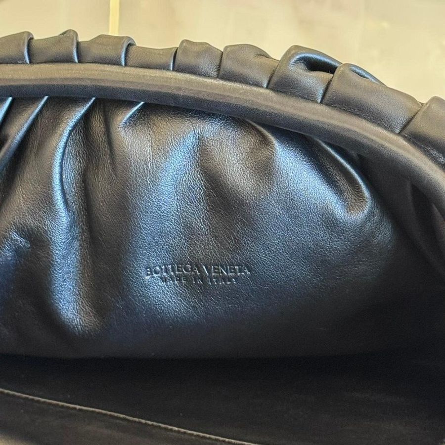 BOTTEGA VENETA 大款雲朵皺褶牛皮手拿包-5