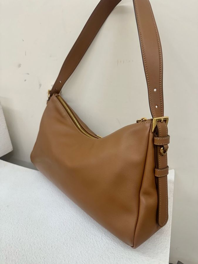 閒置Prada Aimee 琺瑯金屬三角形徽標拉鍊開合 皮革 手提單肩包 中號 焦糖棕-2