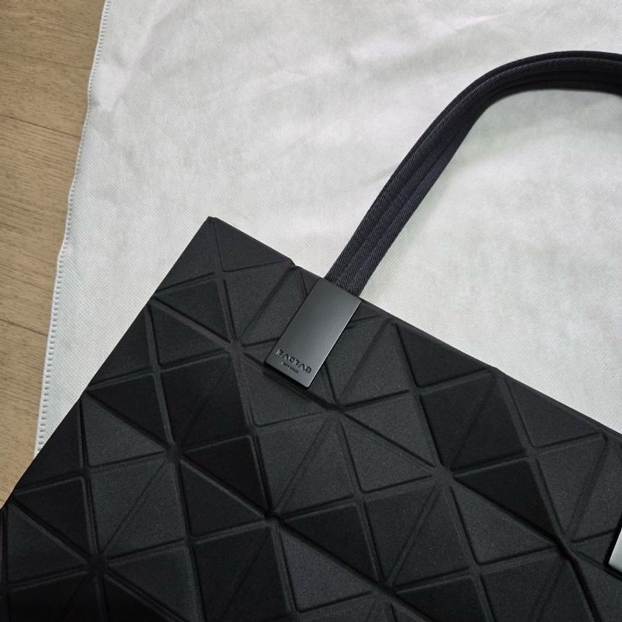 Issey Miyake 三宅一生 BaoBao 軌跡肩背包 手拿包 特殊材質設計-1