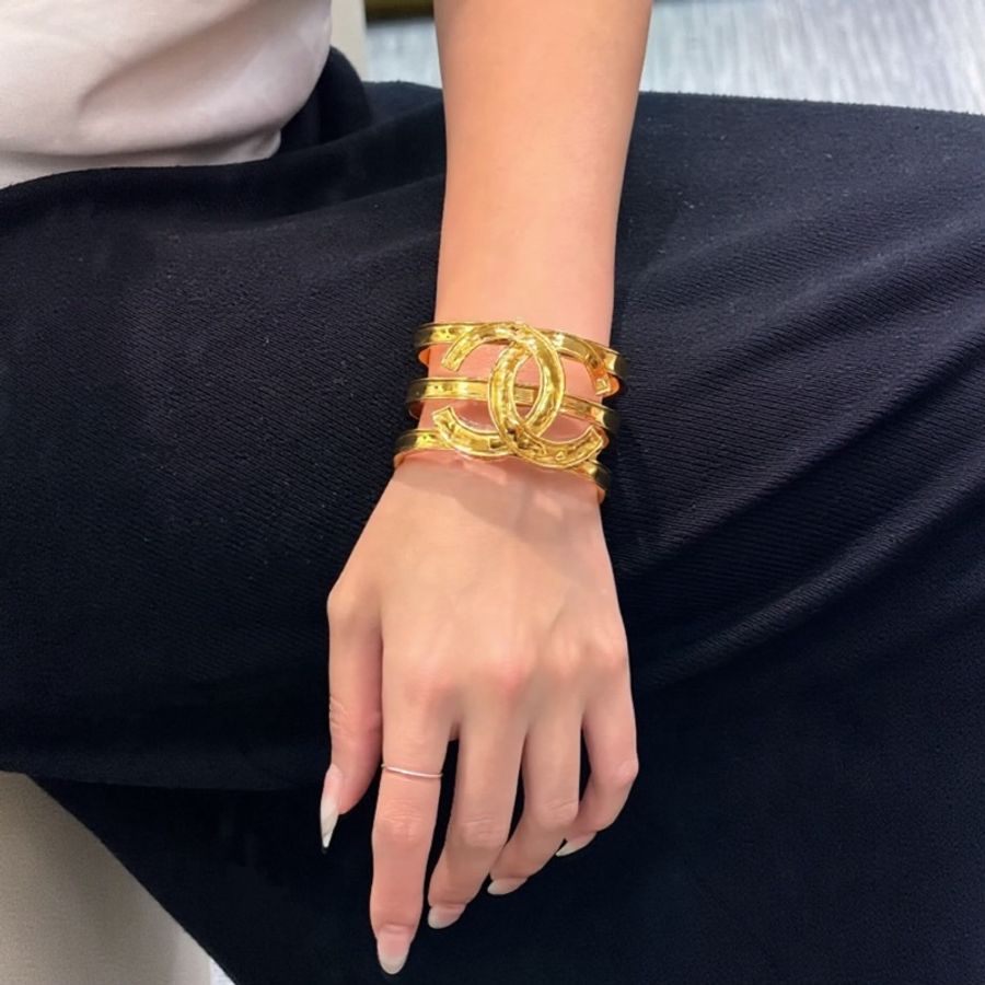 CHANEL 收藏級單品 1994 年春季系列 復古金色鏤空雙 C 手鐲 IA211-0