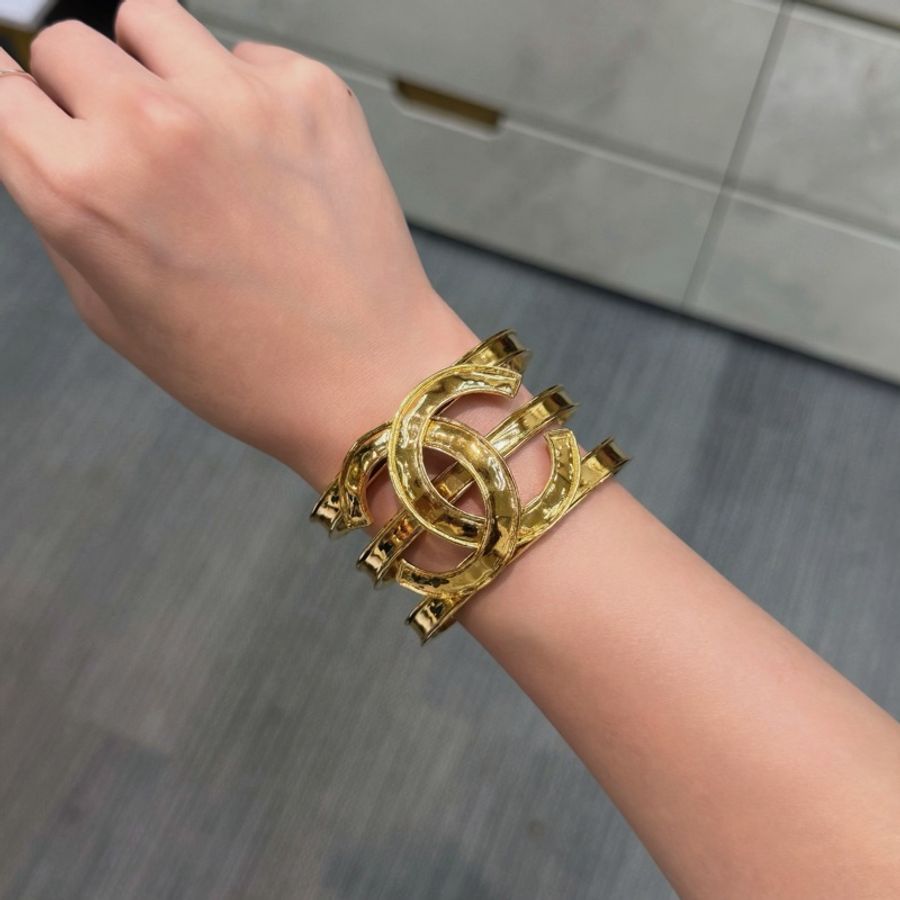 CHANEL 收藏級單品 1994 年春季系列 復古金色鏤空雙 C 手鐲 IA211-1