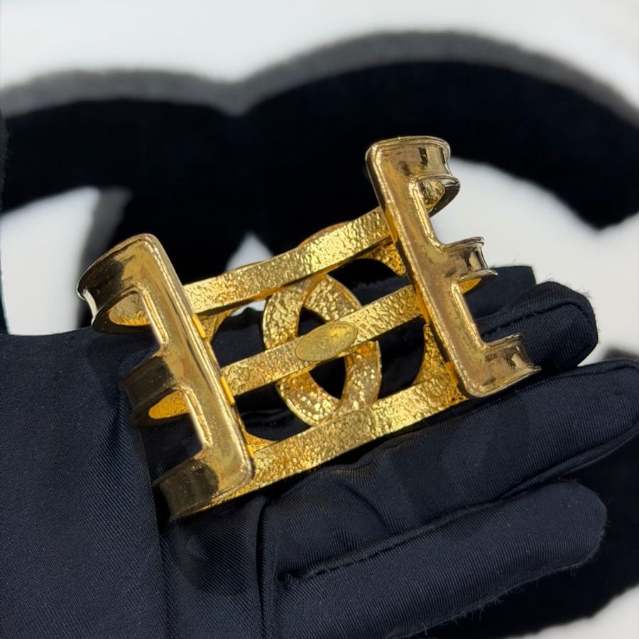 CHANEL 收藏級單品 1994 年春季系列 復古金色鏤空雙 C 手鐲 IA211-8