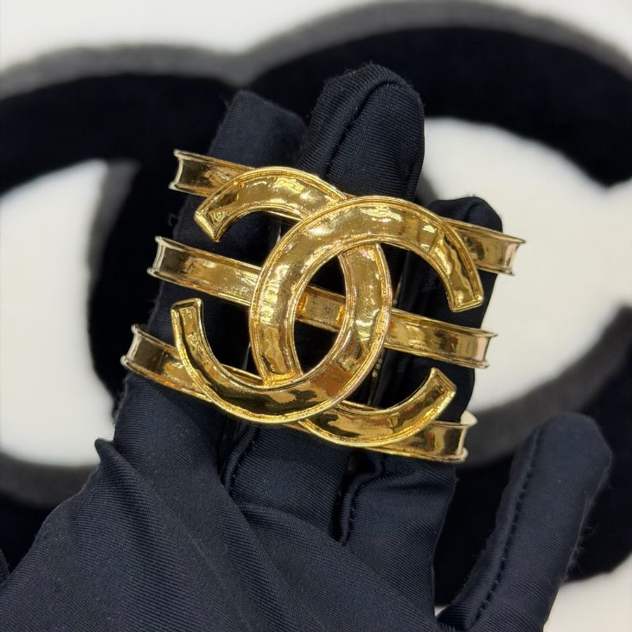 CHANEL 收藏級單品 1994 年春季系列 復古金色鏤空雙 C 手鐲 IA211-12