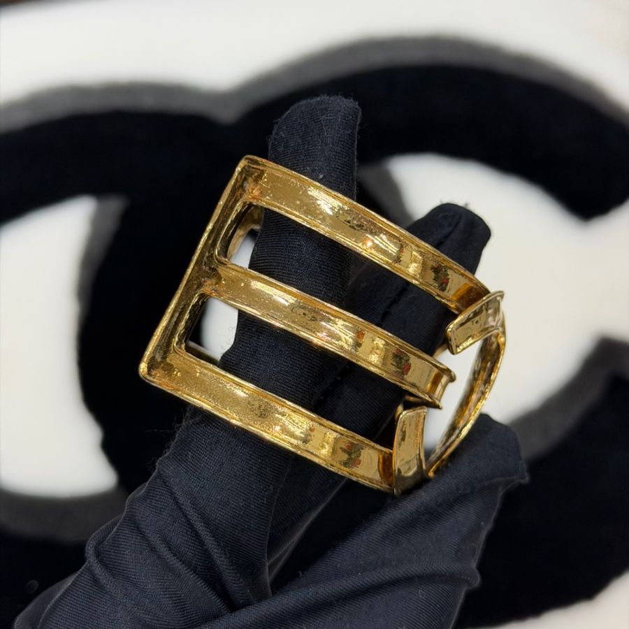 CHANEL 收藏級單品 1994 年春季系列 復古金色鏤空雙 C 手鐲 IA211-13
