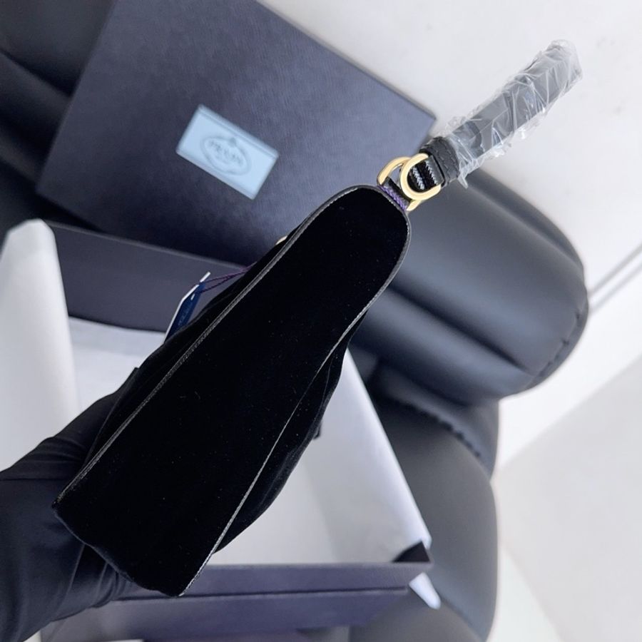 【全新品】Prada Re-Edition 黑金皮肩帶尼龍hobo腋下包 絲絨天鵝絨-4