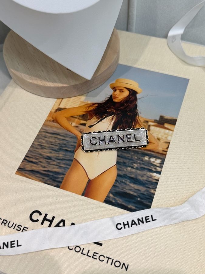 CHANEL 白色琺瑯文字LOGO胸針-0