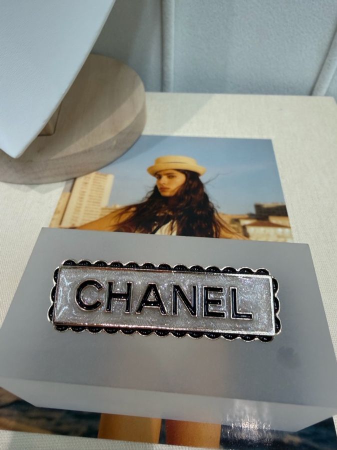 CHANEL 白色琺瑯文字LOGO胸針-1