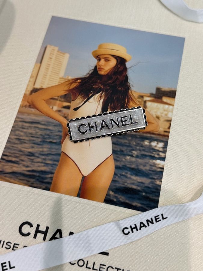 CHANEL 白色琺瑯文字LOGO胸針-2