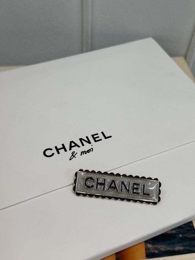 CHANEL 白色琺瑯文字LOGO胸針-3