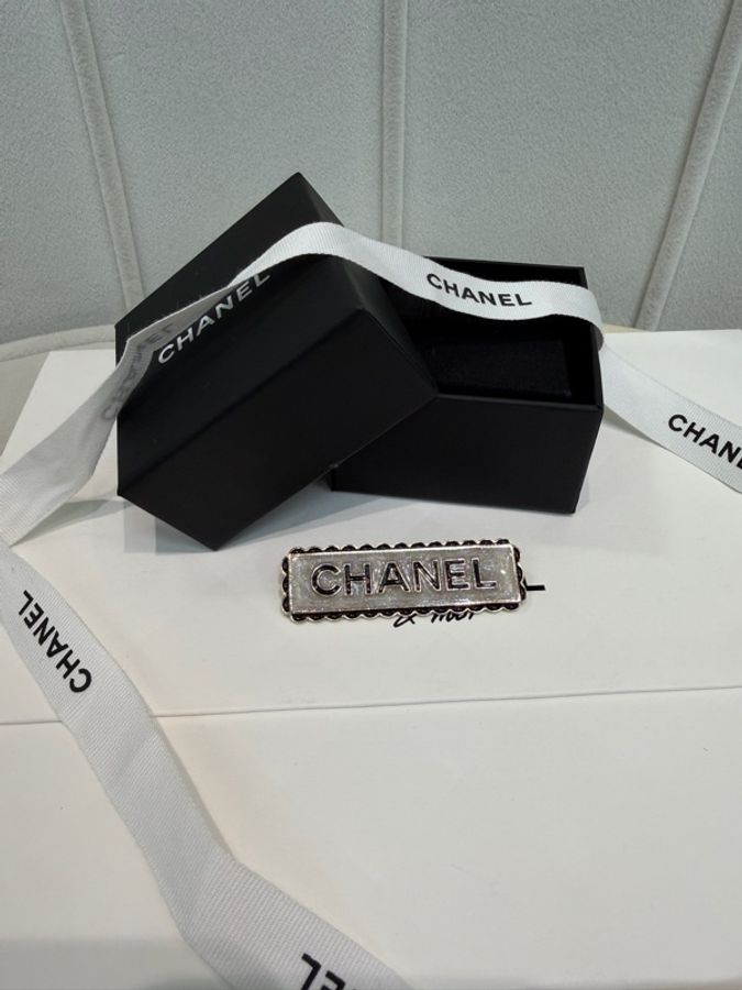 CHANEL 白色琺瑯文字LOGO胸針-4
