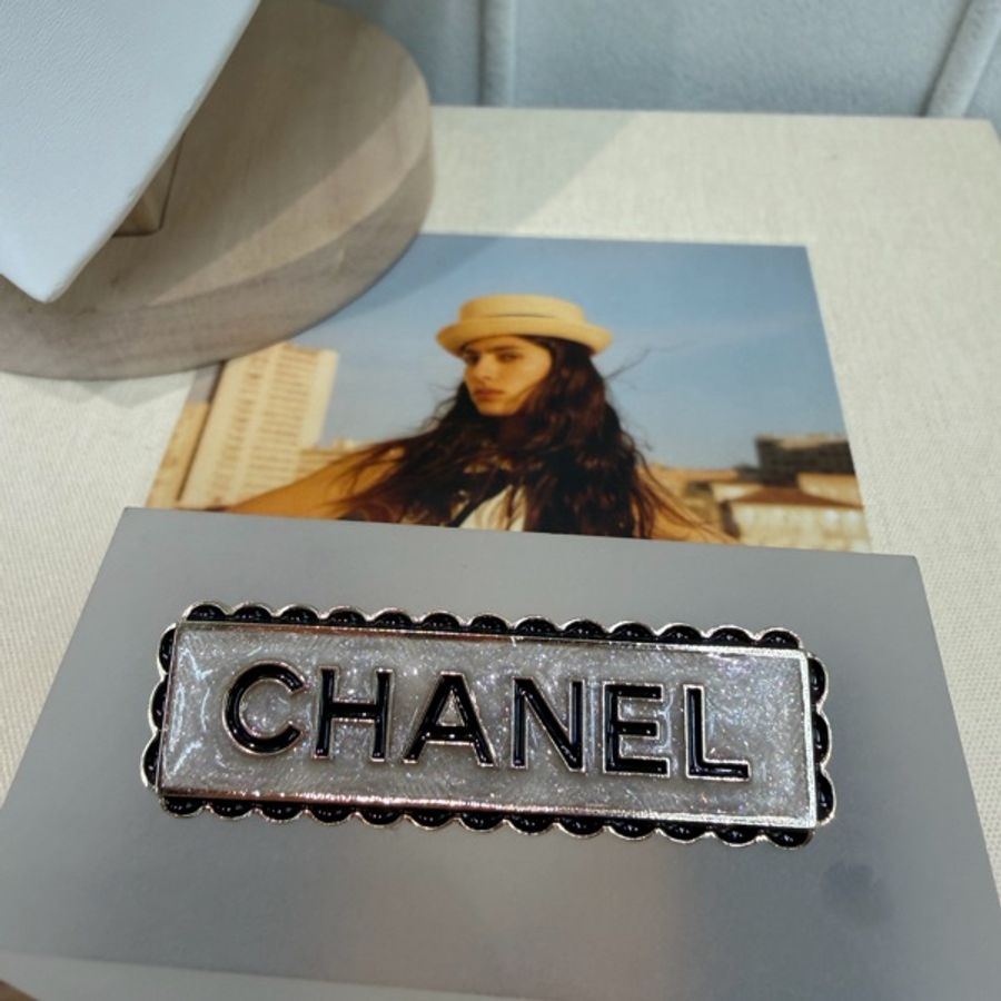 CHANEL 白色琺瑯文字LOGO胸針-5