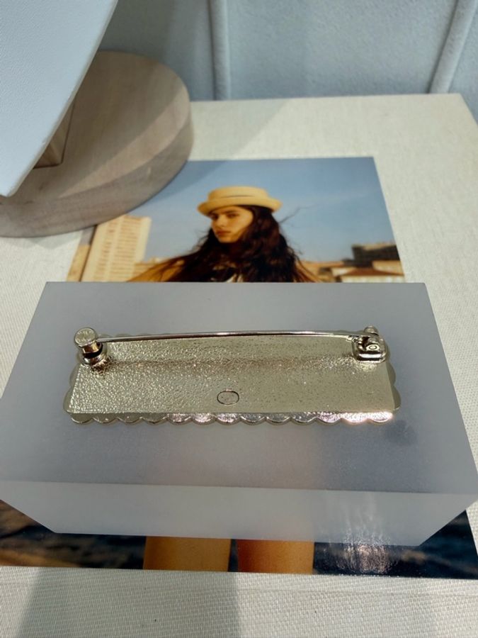 CHANEL 白色琺瑯文字LOGO胸針-6