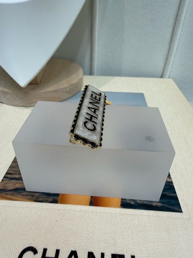 CHANEL 白色琺瑯文字LOGO胸針-12