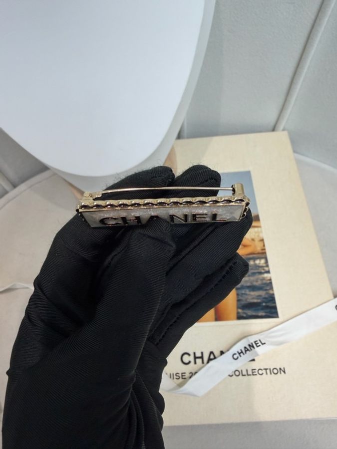 CHANEL 白色琺瑯文字LOGO胸針-15