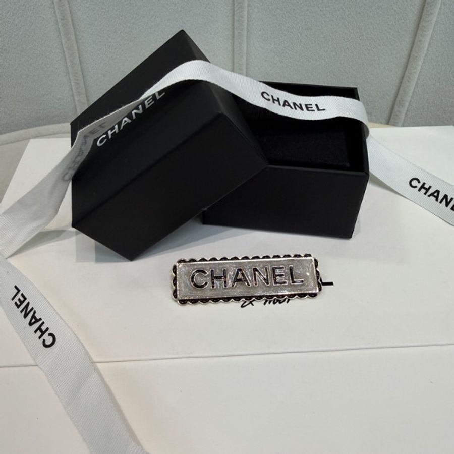 CHANEL 白色琺瑯文字LOGO胸針-16