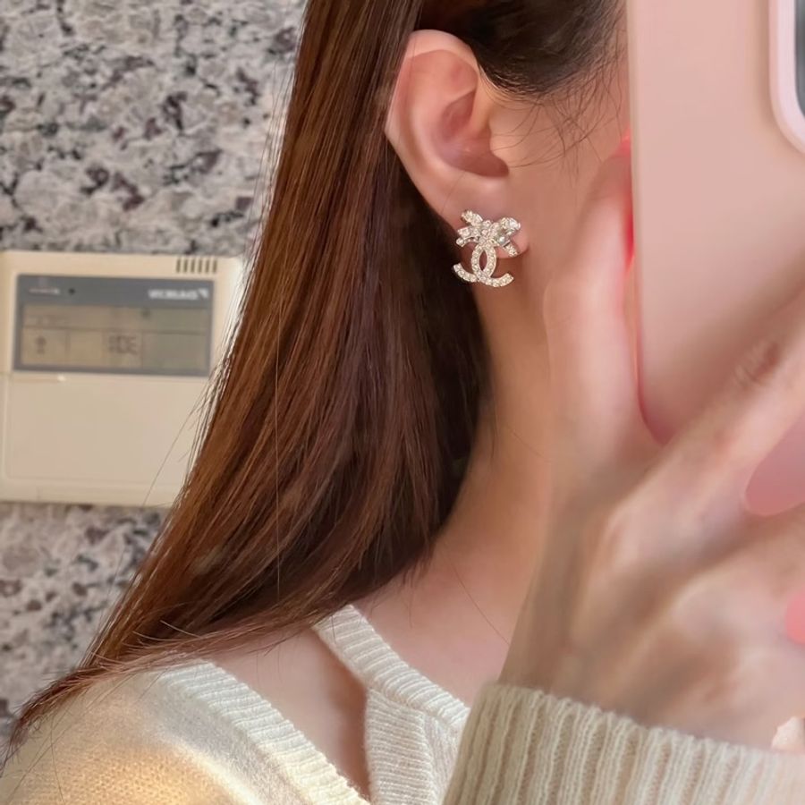Chanel🎀銀色水鑽蝴蝶結雙Clogo耳環ABA922-1