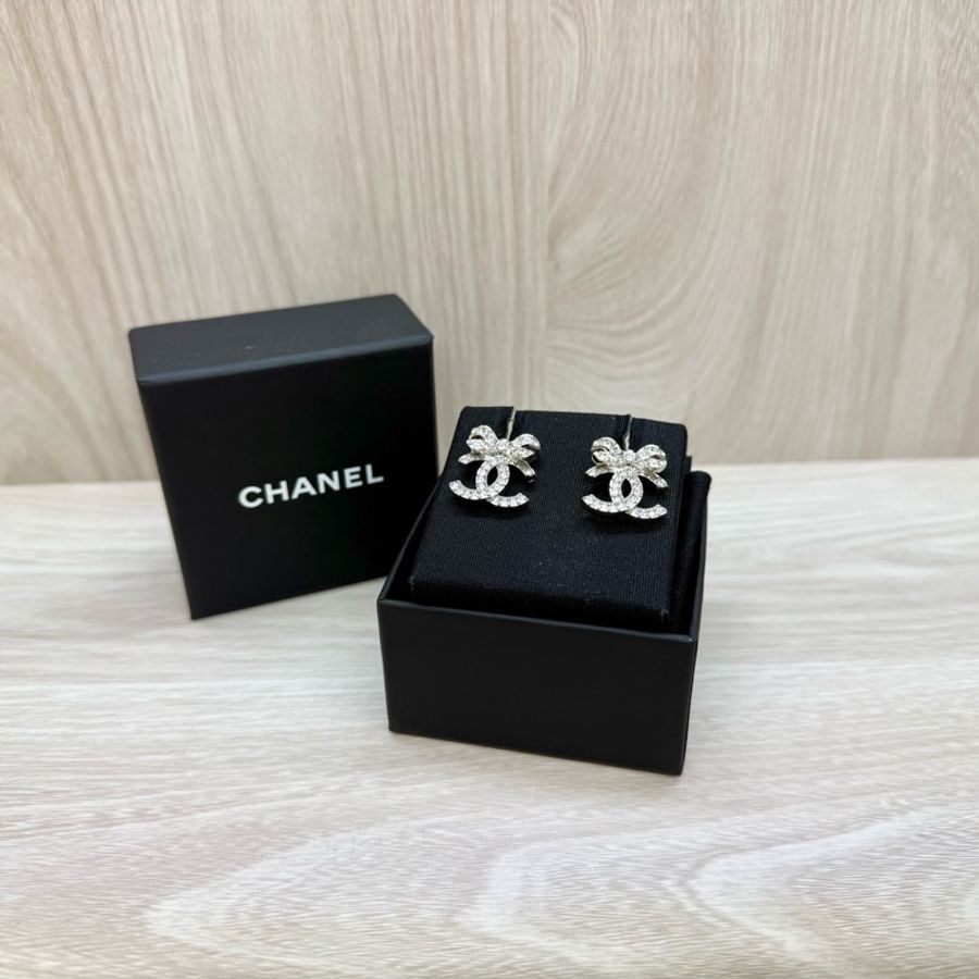 Chanel🎀銀色水鑽蝴蝶結雙Clogo耳環ABA922-3