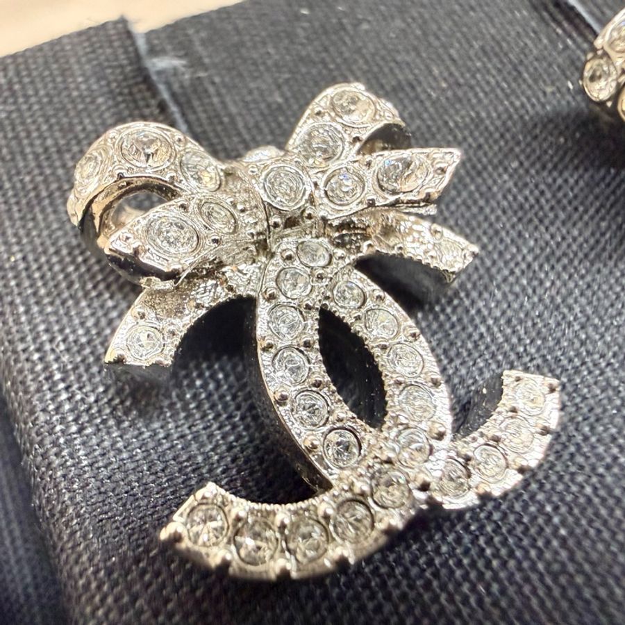 Chanel🎀銀色水鑽蝴蝶結雙Clogo耳環ABA922-6