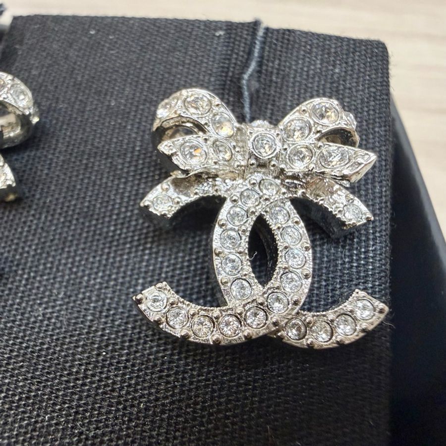 Chanel🎀銀色水鑽蝴蝶結雙Clogo耳環ABA922-7