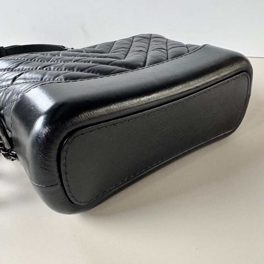 CHANEL Gabrielle 黑色 小牛皮 山形 V型紋 金銀 鏈帶 小型 流浪包 A9181-2