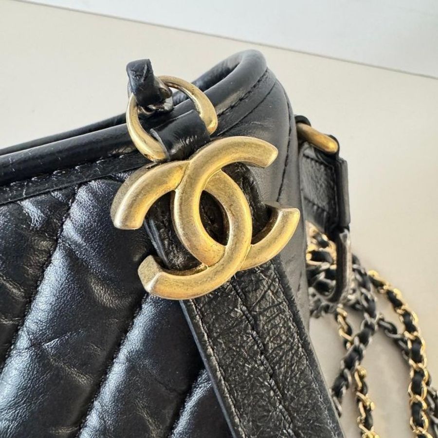 CHANEL Gabrielle 黑色 小牛皮 山形 V型紋 金銀 鏈帶 小型 流浪包 A9181-7