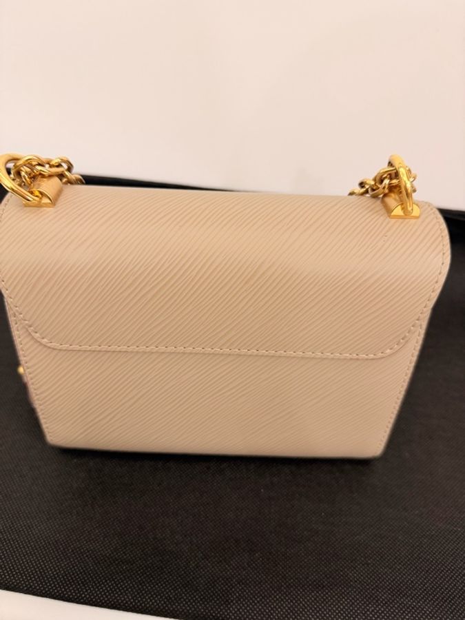 LV twist 奶茶色pm 斜背包-9
