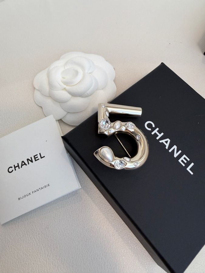 Chanel✨Jennie同款No.5水晶與琉璃珍珠鑲嵌幸運數字5胸針別針-4