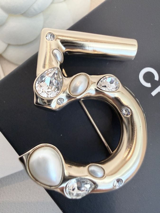 Chanel✨Jennie同款No.5水晶與琉璃珍珠鑲嵌幸運數字5胸針別針-6