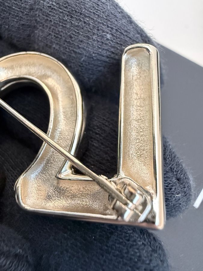 Chanel✨Jennie同款No.5水晶與琉璃珍珠鑲嵌幸運數字5胸針別針-13