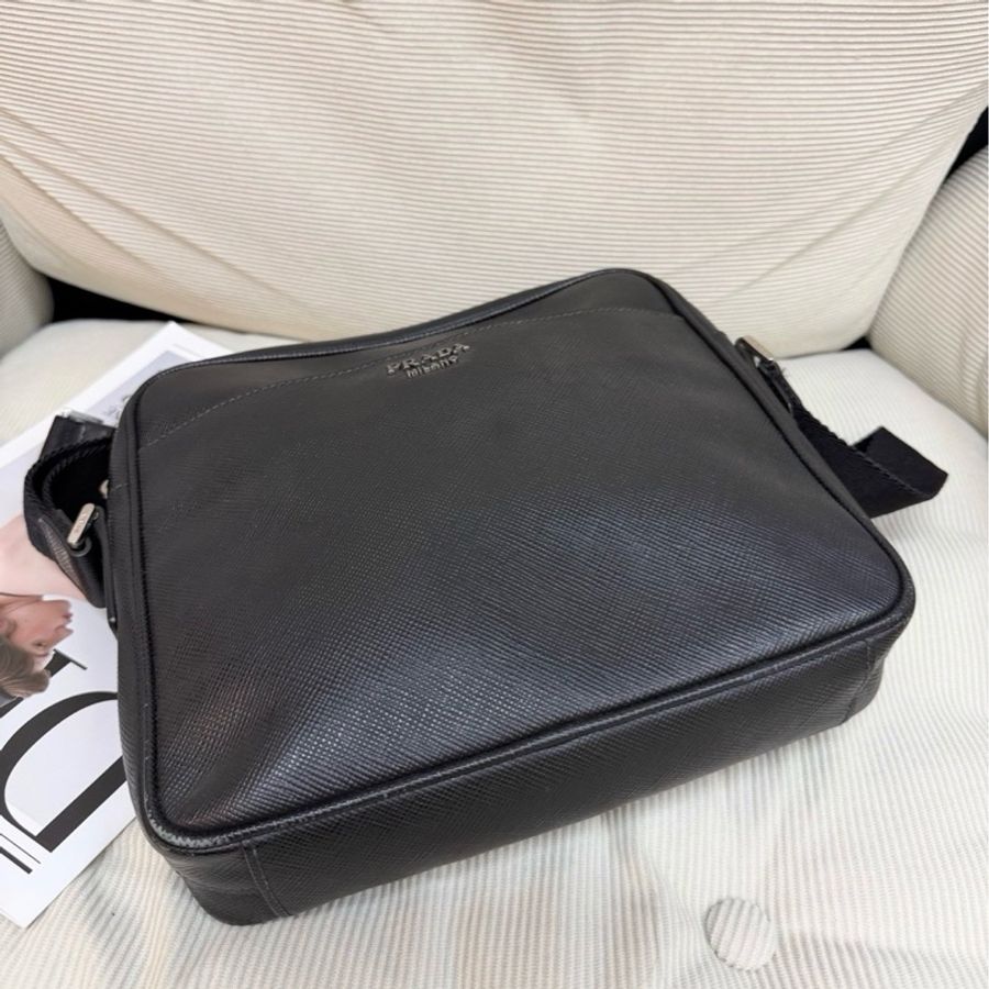 Prada普拉達Saffiano黑銀牛皮男士單肩包,經典百搭,尺寸26x25,邊角有點磨損-5