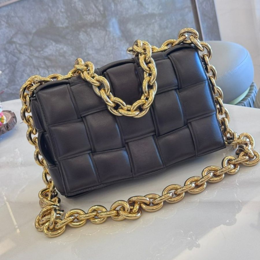 *SHIHNA名牌精品*BOTTEGA VENETA The Chain Cassette 編織小羊皮鍊帶枕頭包-0