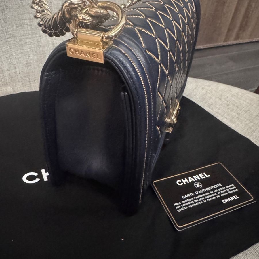 近全新香奈兒Chanel boy 25cm 琺瑯淡金絲線編織淡金釦 深邃藍牛皮-2