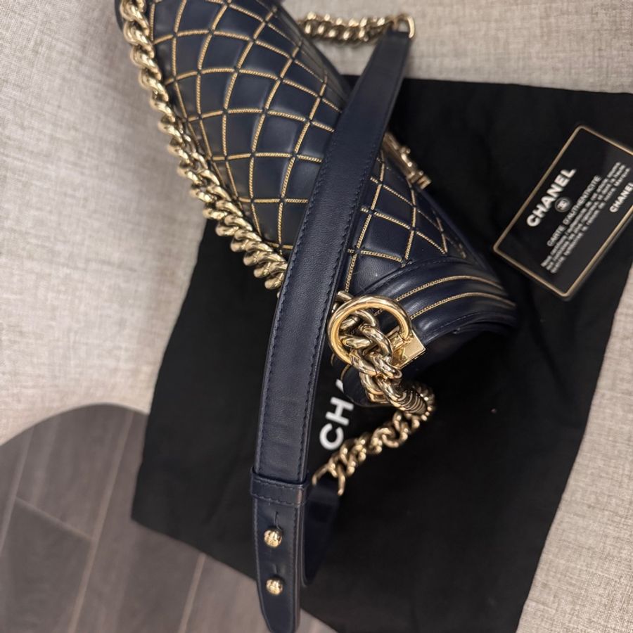 近全新香奈兒Chanel boy 25cm 琺瑯淡金絲線編織淡金釦 深邃藍牛皮-3