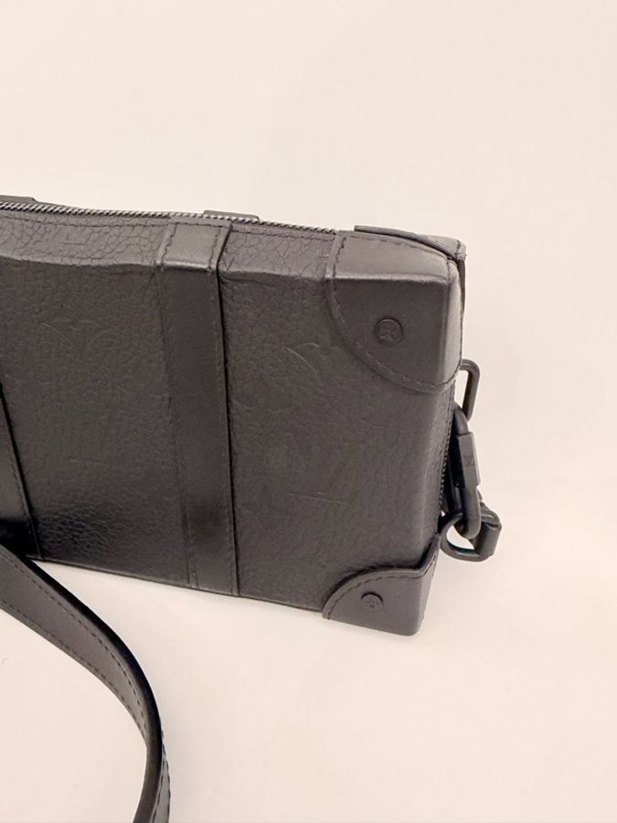 LV SOFT TRUNK 黑牛皮logo斜背包晶片款-2