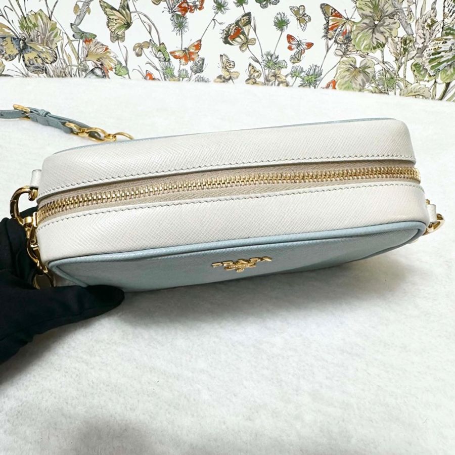 PRADA SAFFIANO 霧霾藍 WOC 金鏈 相機包-12