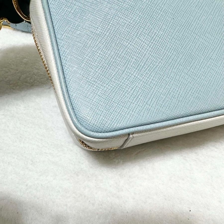 PRADA SAFFIANO 霧霾藍 WOC 金鏈 相機包-15