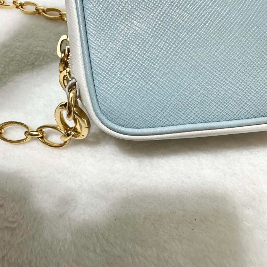 PRADA SAFFIANO 霧霾藍 WOC 金鏈 相機包-21