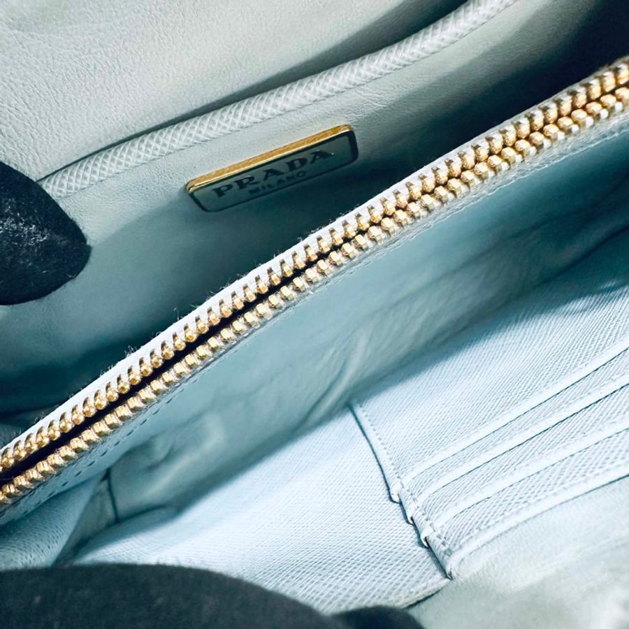 PRADA SAFFIANO 霧霾藍 WOC 金鏈 相機包-23