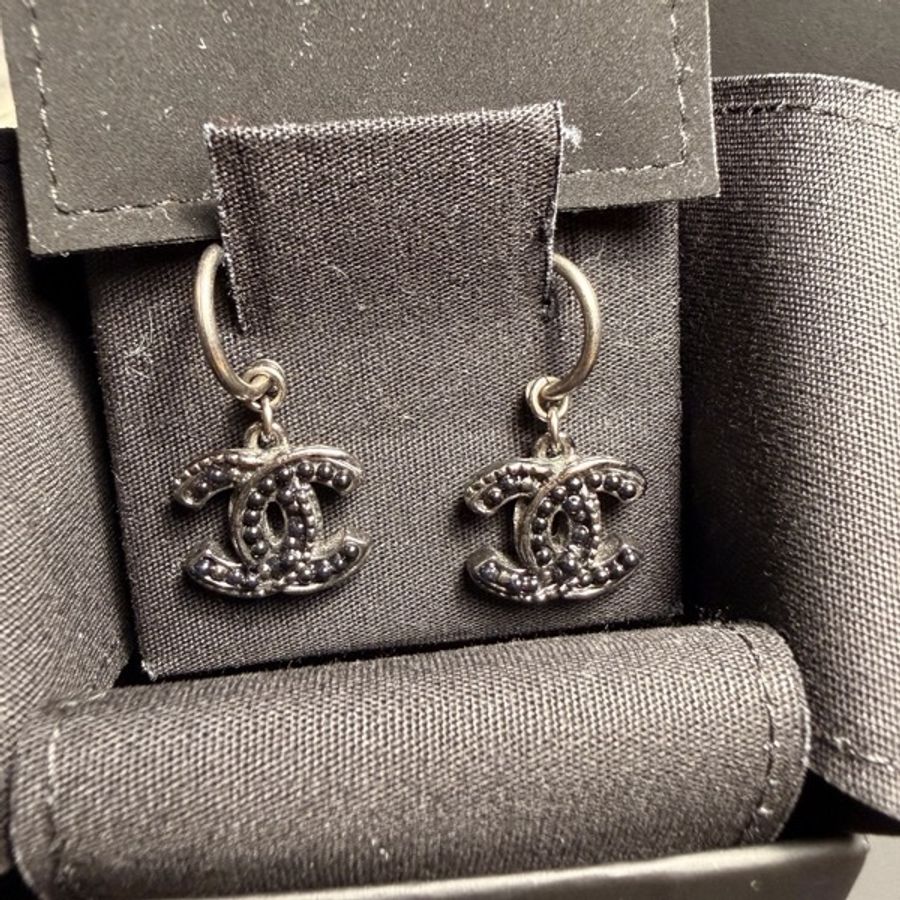 Chanel 的經典黑銀色金屬雙C Logo圓珠墜飾耳環-13