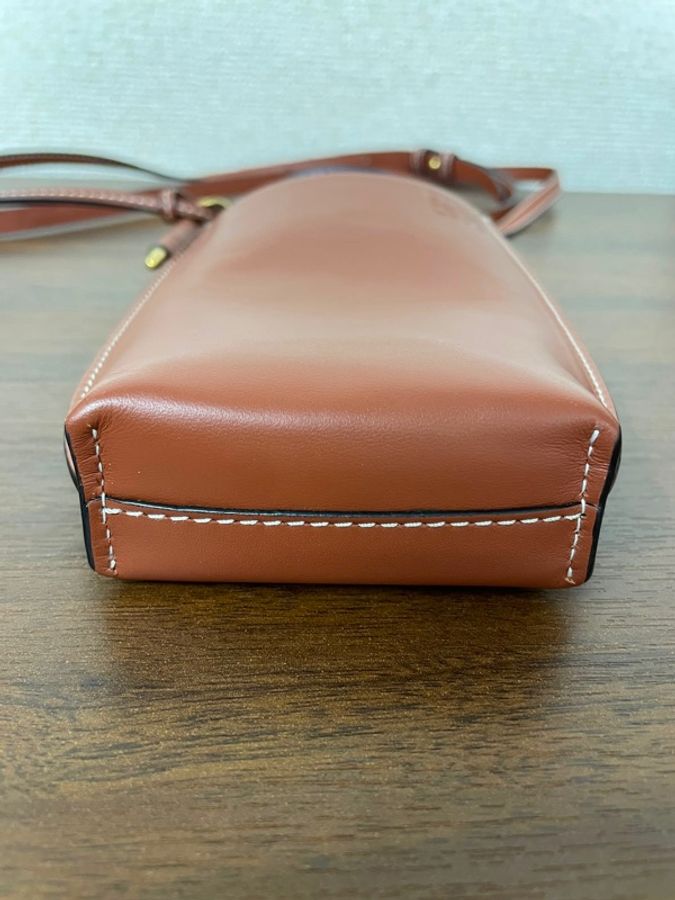 Loewe 經典皮革手機包-5