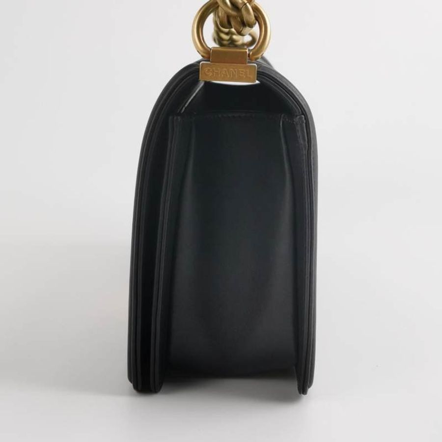 Chanel Leboy 經典中型牛皮菱格絎縫方形雙C鎖扣單肩包-2