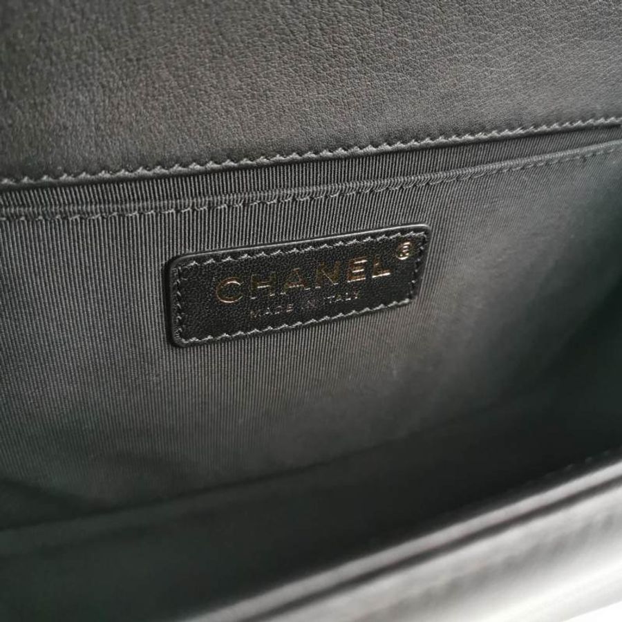 Chanel Leboy 經典中型牛皮菱格絎縫方形雙C鎖扣單肩包-7